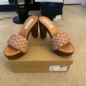 NWT! Tan Steve Madden sandal, size 10